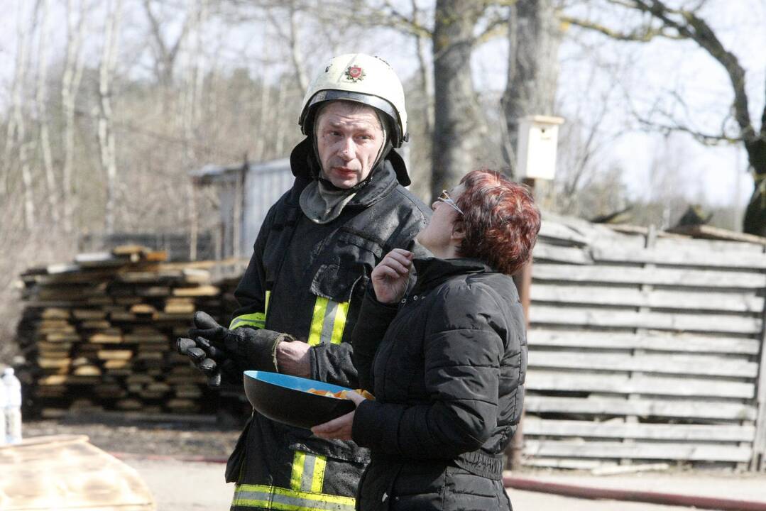 Kisinių kaime liepsnojo namas