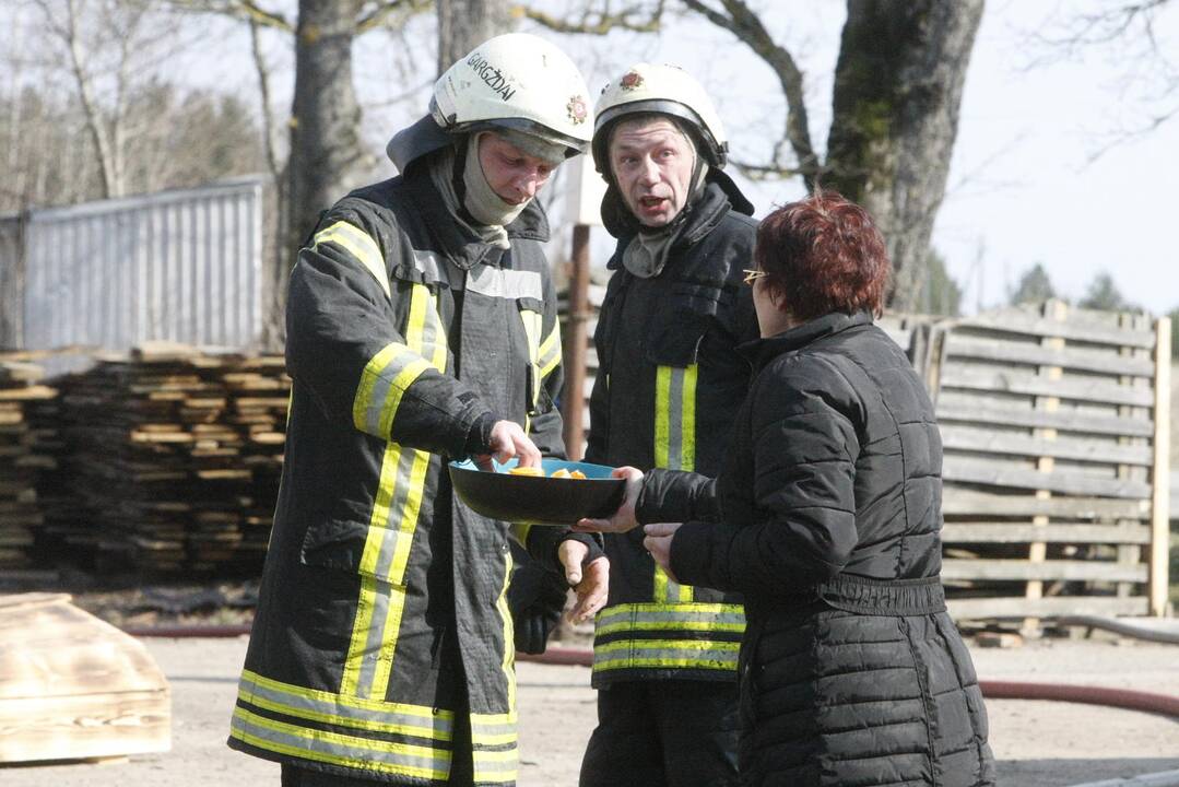 Kisinių kaime liepsnojo namas