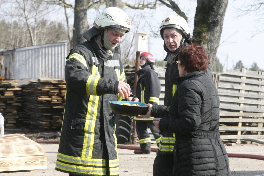 Kisinių kaime liepsnojo namas