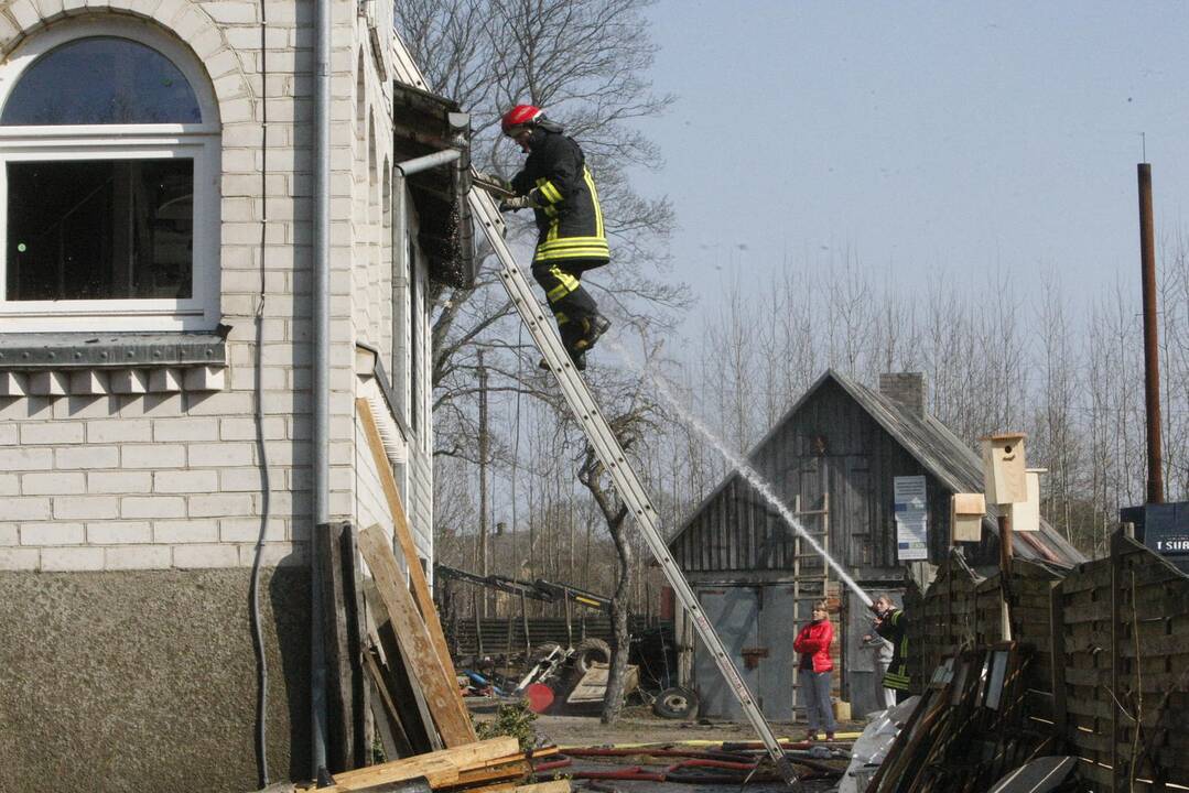 Kisinių kaime liepsnojo namas