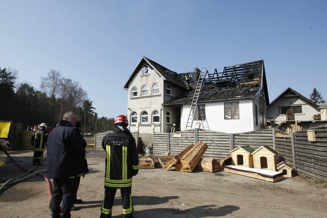 Kisinių kaime liepsnojo namas