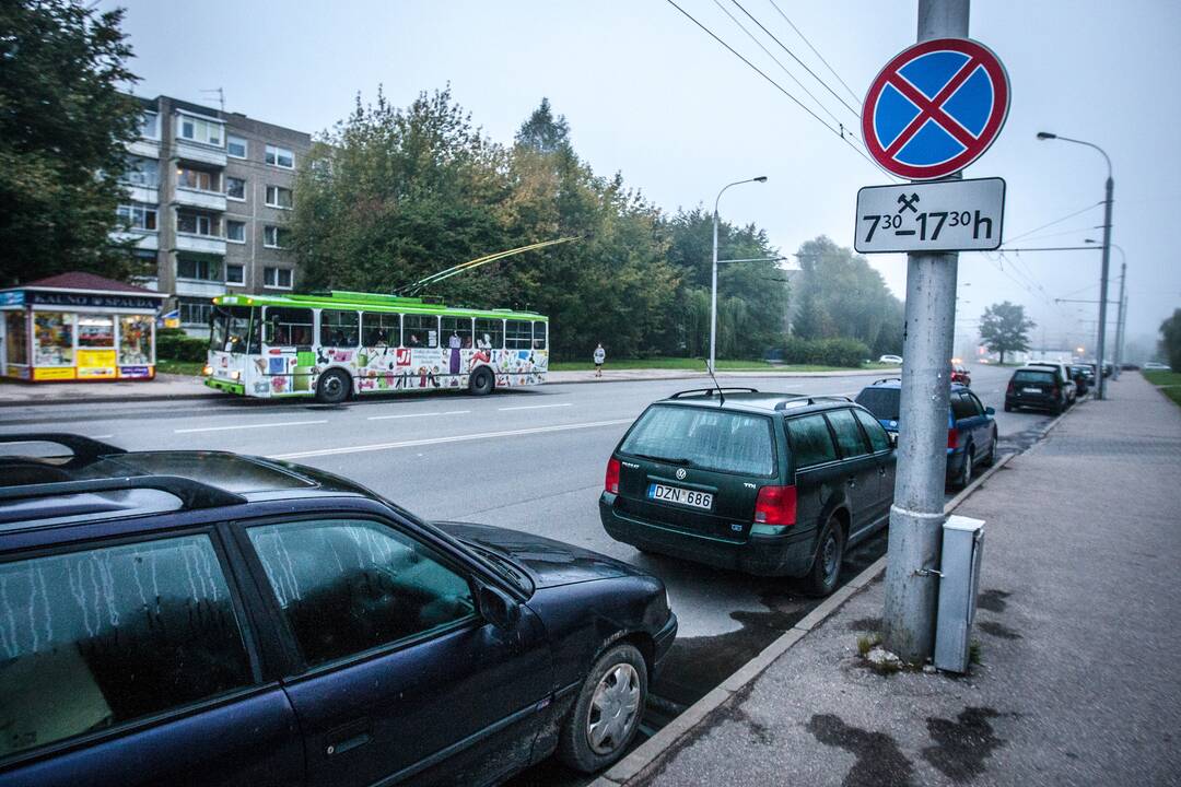 Automobiliams Sukilėlių pr. neužtenka vietos