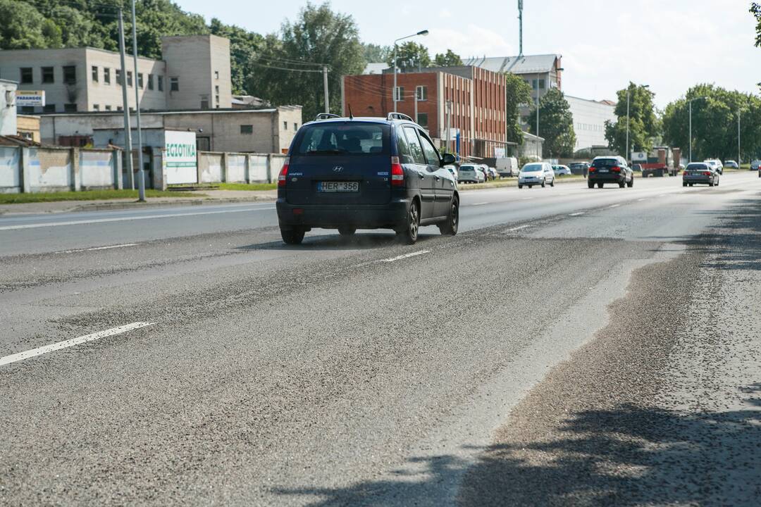 Skubotai tvarkytos gatvės neatlaikė nė metų