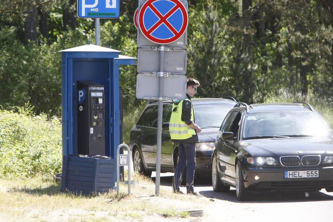 Vietos: nuo gegužės 1-osios už automobilių stovėjimą reikės mokėti ir paplūdimių prieigose bei Smiltynėje.