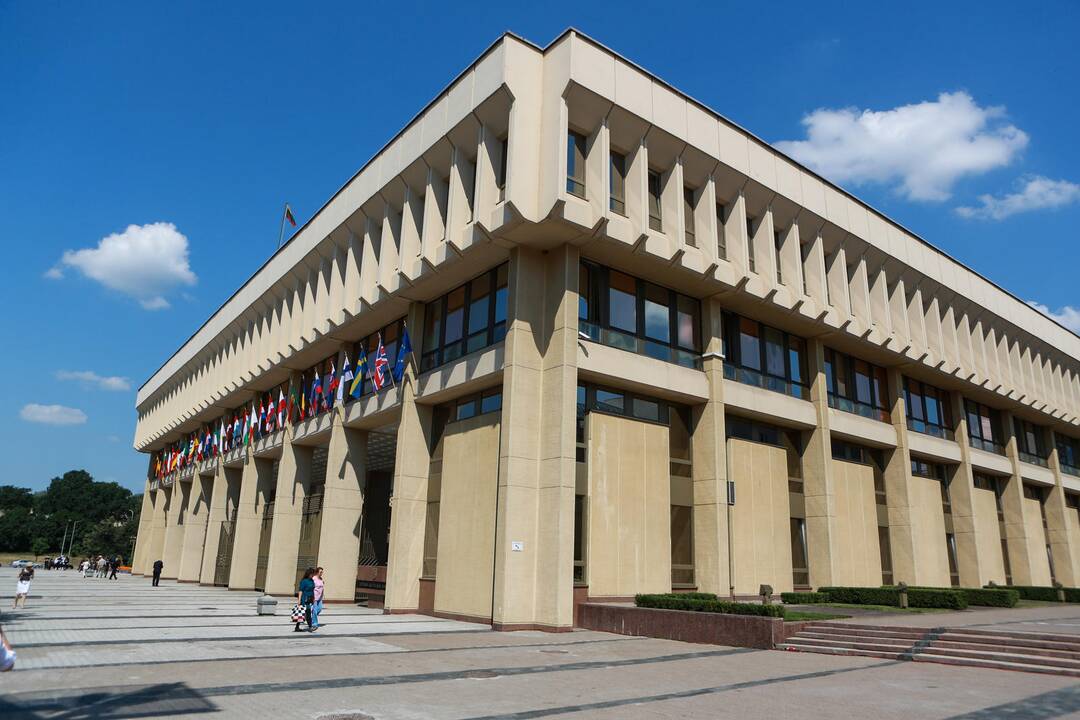 Seimas bandys užbaigti K. Morkūno vitražą