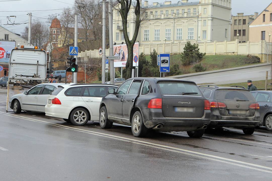 Kaune susidūrė keturi automobiliai