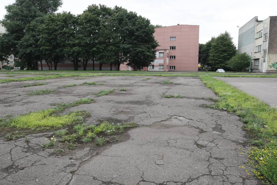 Situacija: apleistas Vitės progimnazijos stadionas, panašu, remonto sulauks dar negreitai.