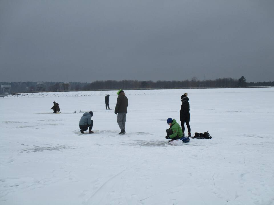 Pramogos ant Kauno marių ledo