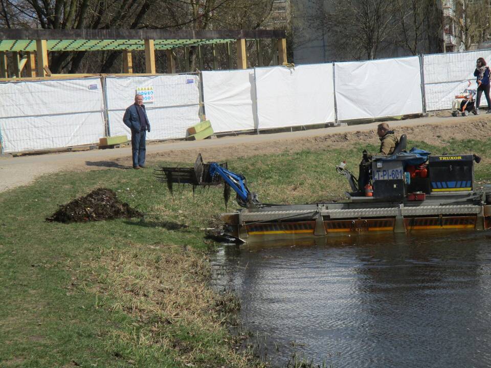 Valomas Kalniečių parko tvenkinys