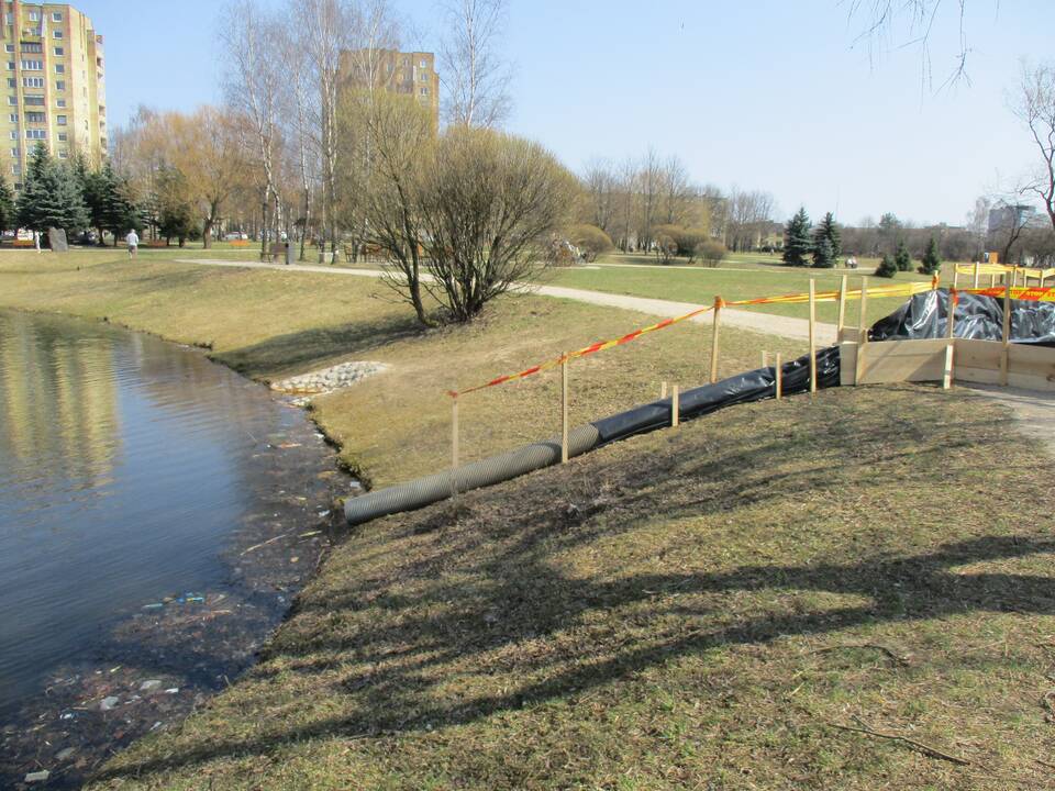 Valomas Kalniečių parko tvenkinys