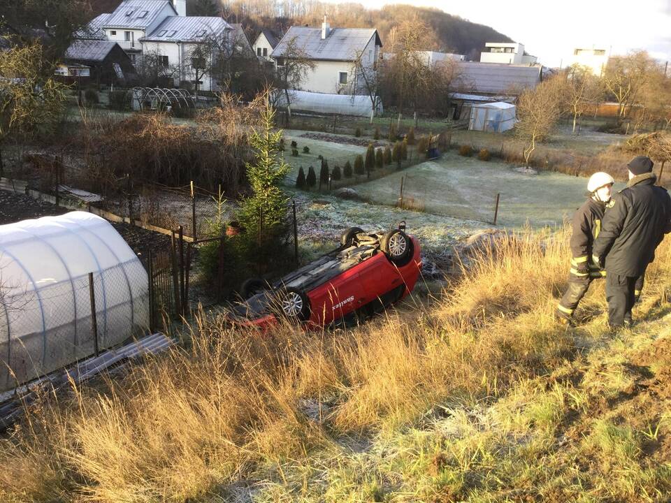 Nuo Marvelės kelio nulėkė automobilis