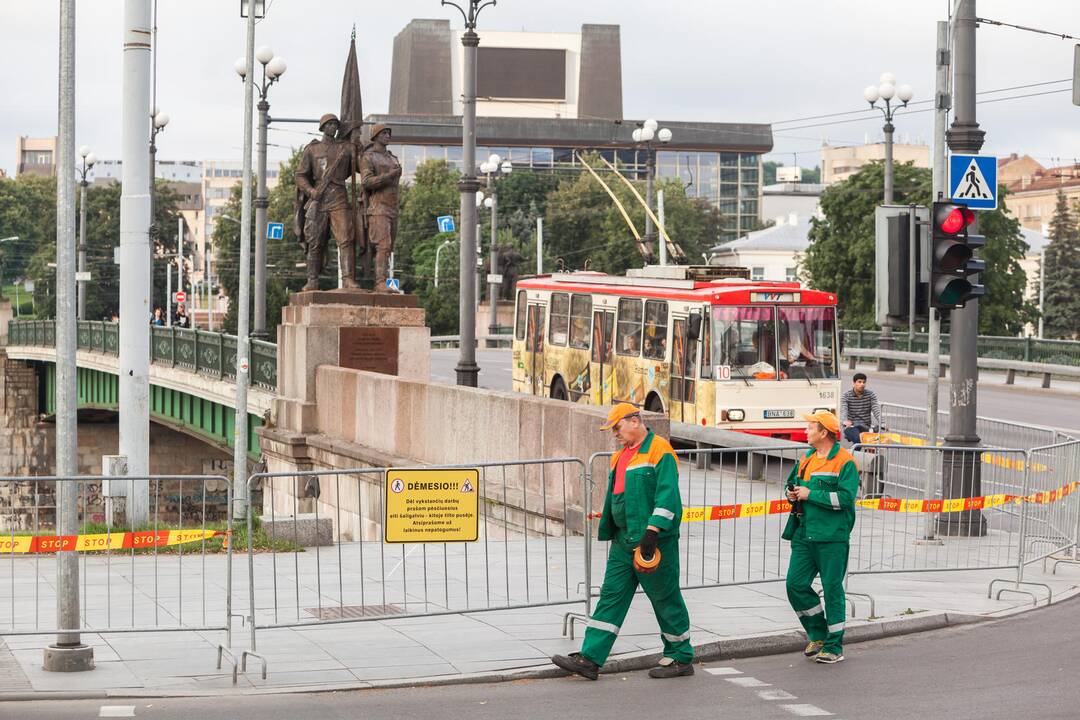 Žaliojo tilto skulptūrų nukėlimo darbai