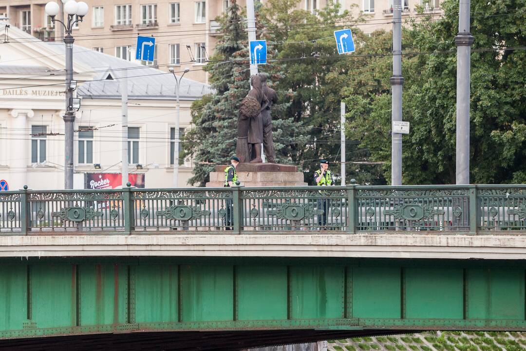 Žaliojo tilto skulptūrų nukėlimo darbai