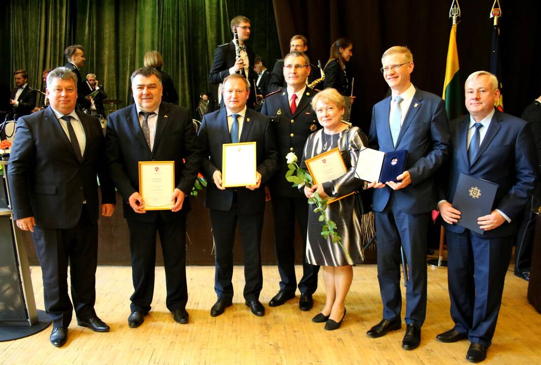 Lazdijų rajono savivaldybės merui A. Margeliui (antras iš kairės) padėkos raštą už nuopelnus gyventojų saugai įteikė LR Vidaus reikalų viceministras Č. Mulma.