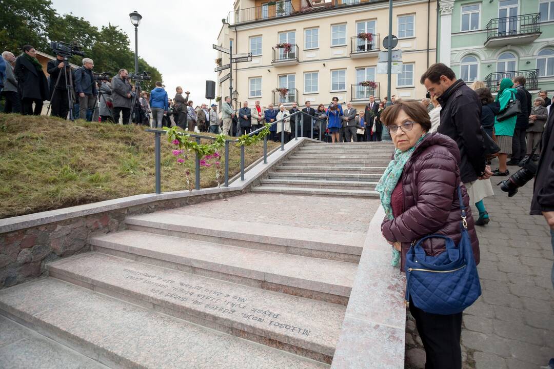 Atidengti Č. Milošo laiptai