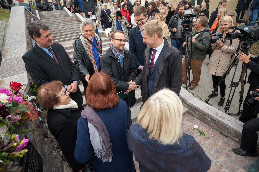 Atidengti Č. Milošo laiptai