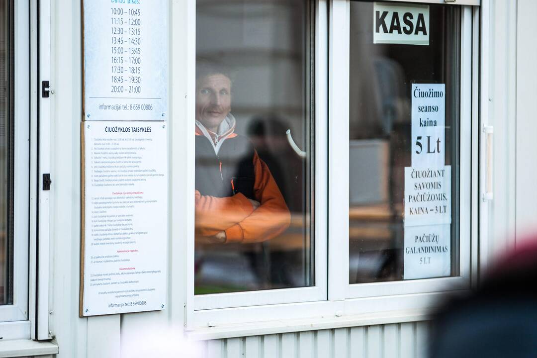 Kauniečiai jau mėgaujasi čiuožyklos teikiamais malonumais