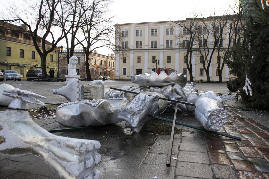 Rotušės aikštėje nupuošiama Kauno Kalėdų eglė.