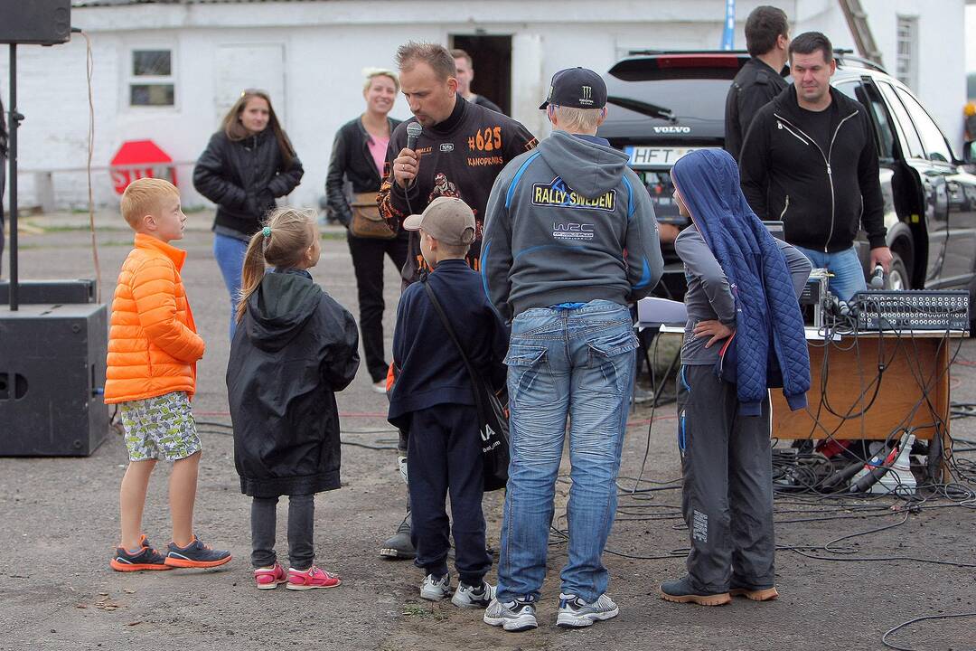 Aleksoto aerodrome vyko kaskadininkų šou „Skraidantys automobliai“.