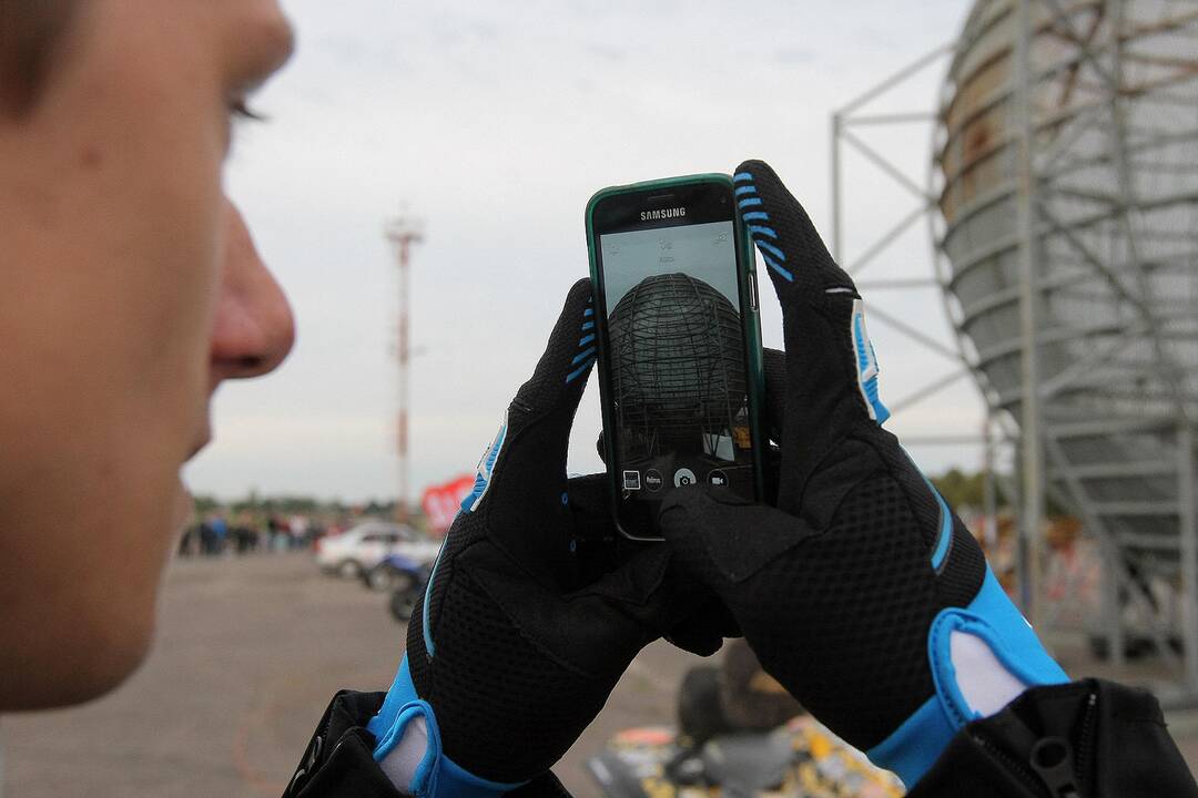 Aleksoto aerodrome vyko kaskadininkų šou „Skraidantys automobliai“.