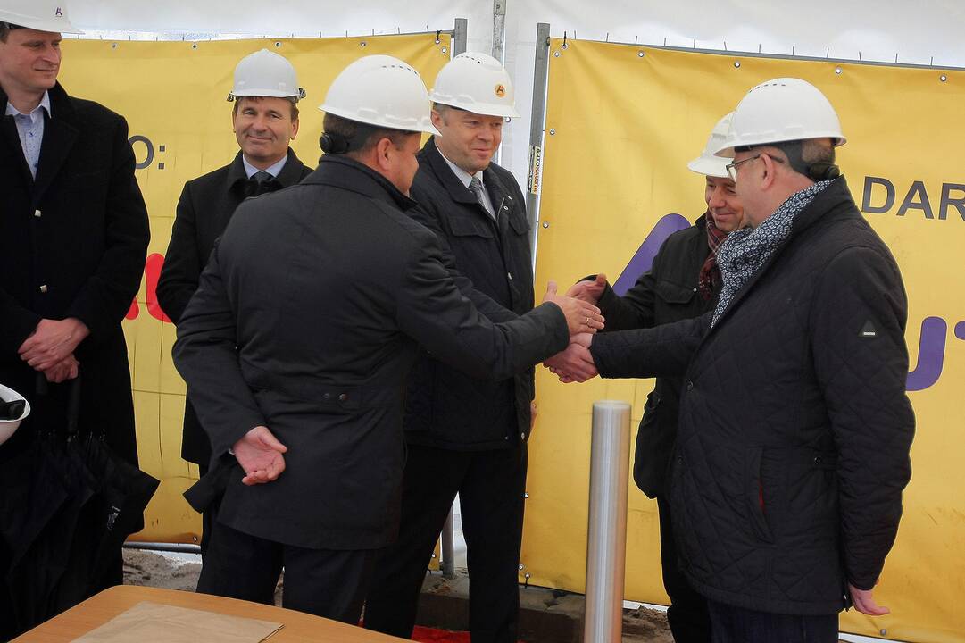 Pradėti kloti Kauno autobusų stoties pamatai.