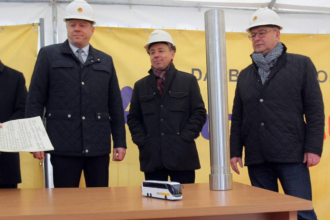 Pradėti kloti Kauno autobusų stoties pamatai.