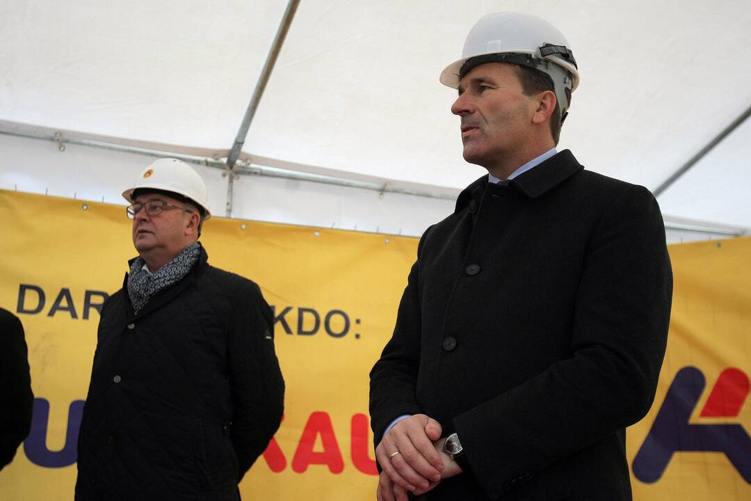 Pradėti kloti Kauno autobusų stoties pamatai.