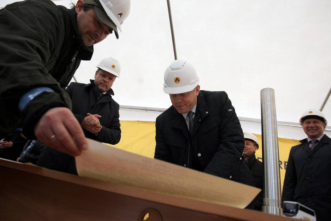 Pradėti kloti Kauno autobusų stoties pamatai.