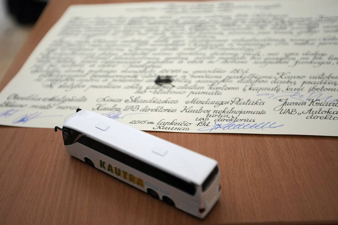 Pradėti kloti Kauno autobusų stoties pamatai.