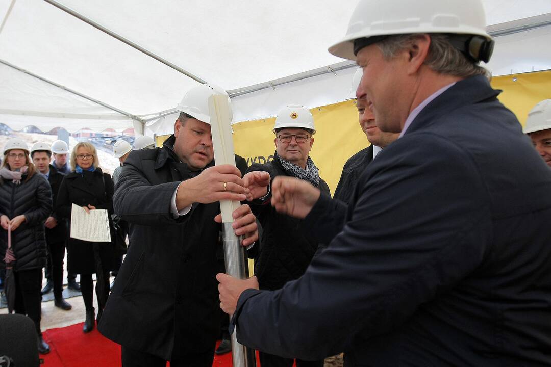 Pradėti kloti Kauno autobusų stoties pamatai.