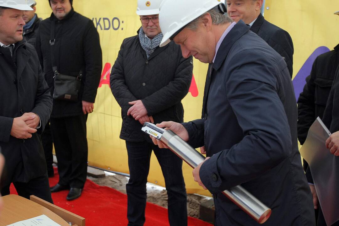 Pradėti kloti Kauno autobusų stoties pamatai.