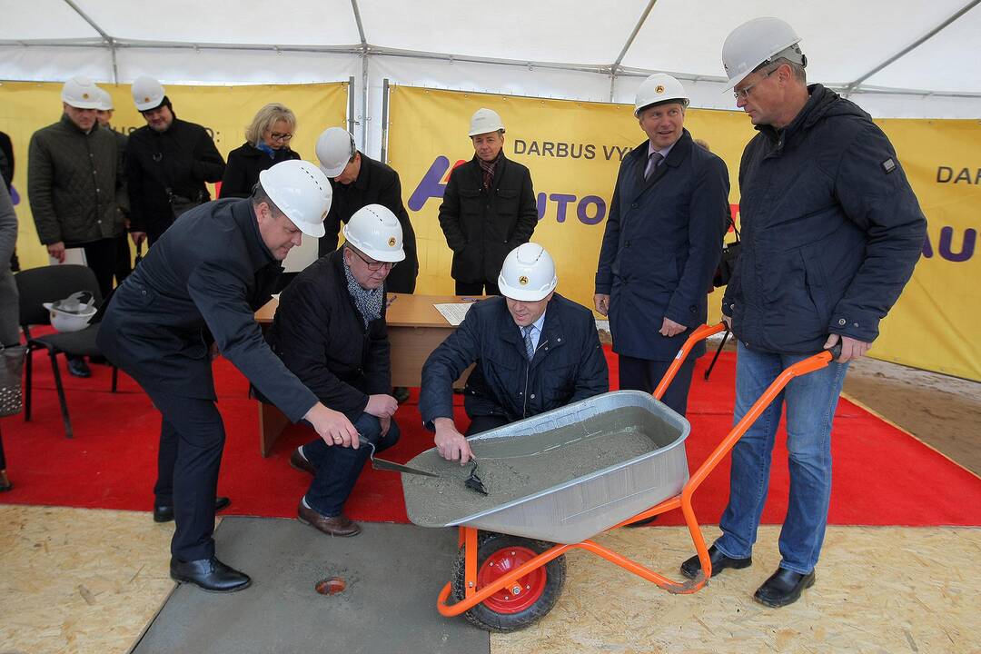 Pradėti kloti Kauno autobusų stoties pamatai.