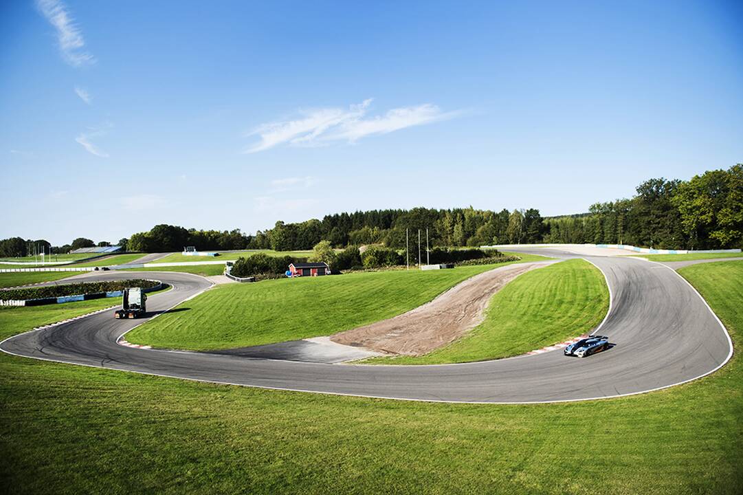 Volvo Trucks vs Koenigsegg