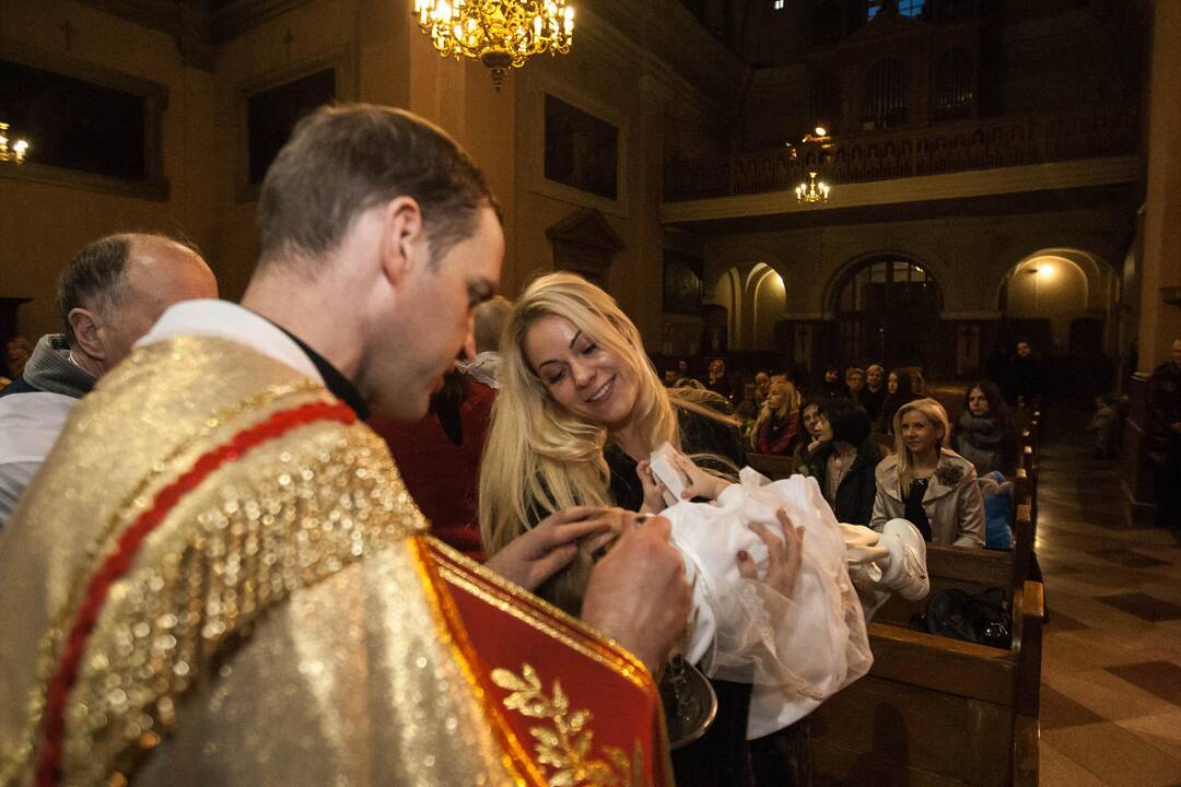 Vaikų namų auklėtinius pakrikštijo garsūs žmonės