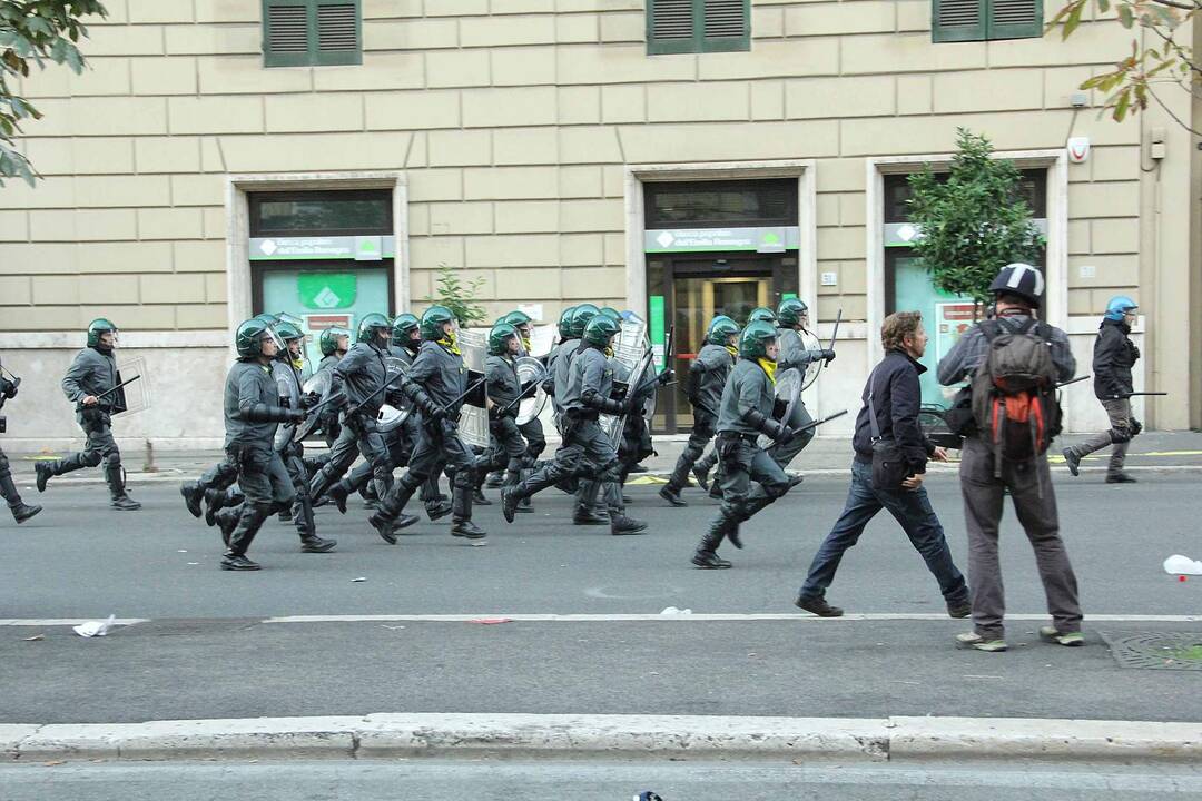 Romoje per protestus prieš taupymą kilo muštynės