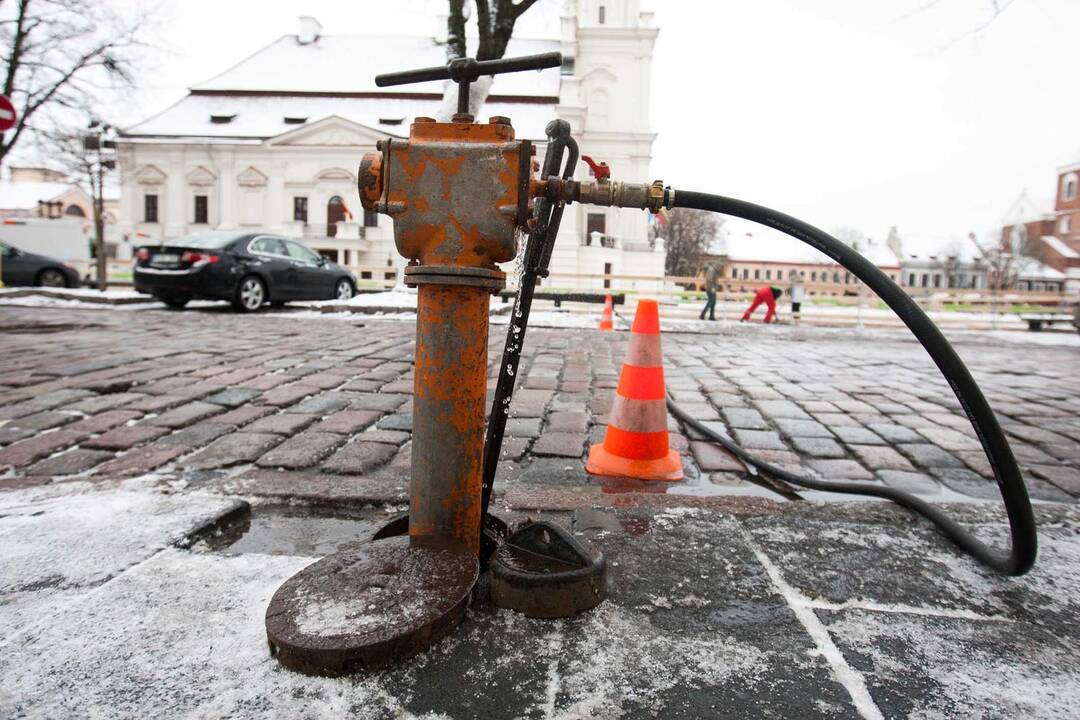 Kauno rotušės aikštėje pradėta lieti čiuožykla