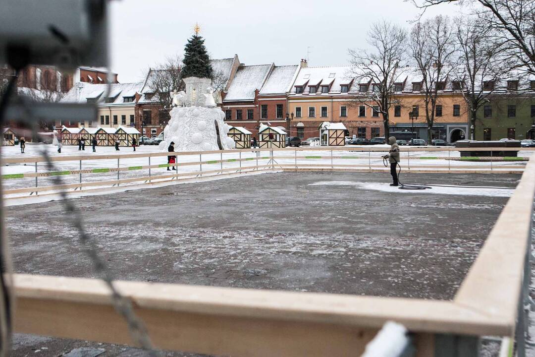 Kauno rotušės aikštėje pradėta lieti čiuožykla