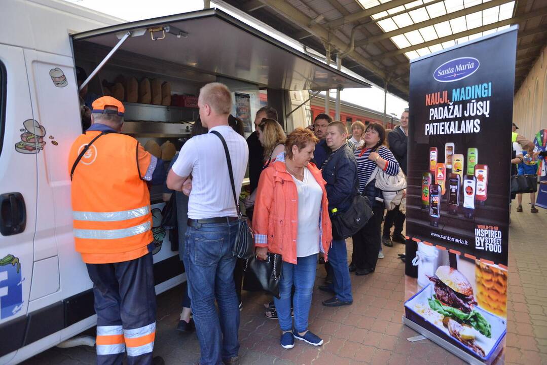 Vasaros kelionių traukiniais sezono atidarymas