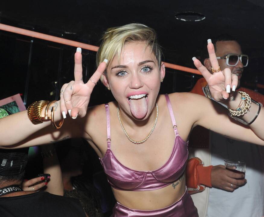 Miley Cyrus erzino MTV vadovus kalbomis apie nuogą pasirodymą