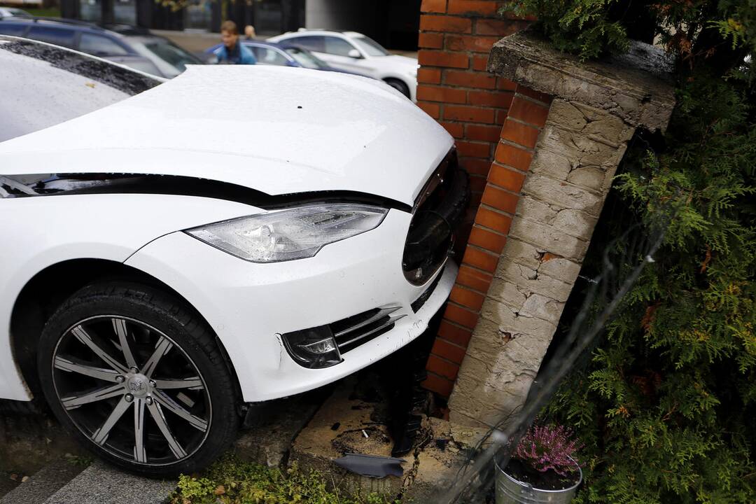 „Tesla“  Klaipėdoje taranavo sieną