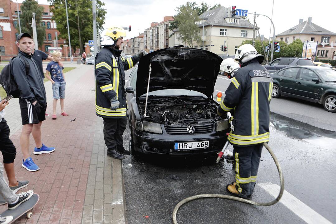 Užsidegė VW Passat automobilis