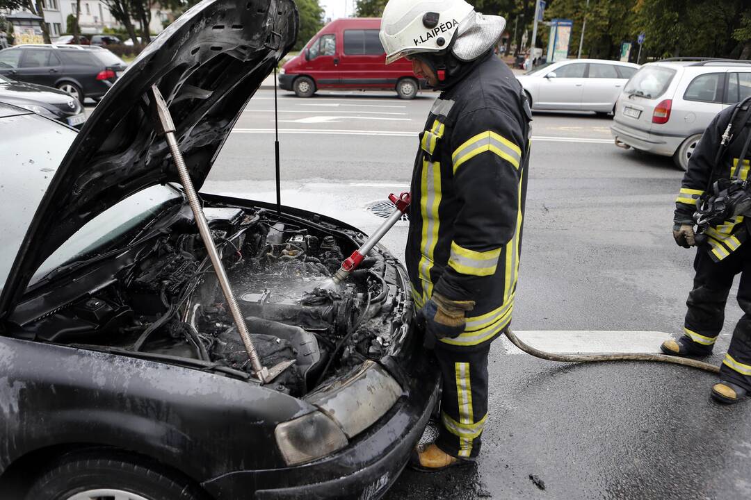 Užsidegė VW Passat automobilis