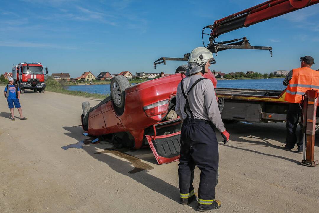 Automobiliu įlėkė į Slengių karjerą