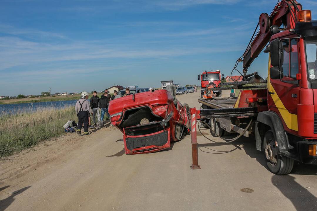 Automobiliu įlėkė į Slengių karjerą