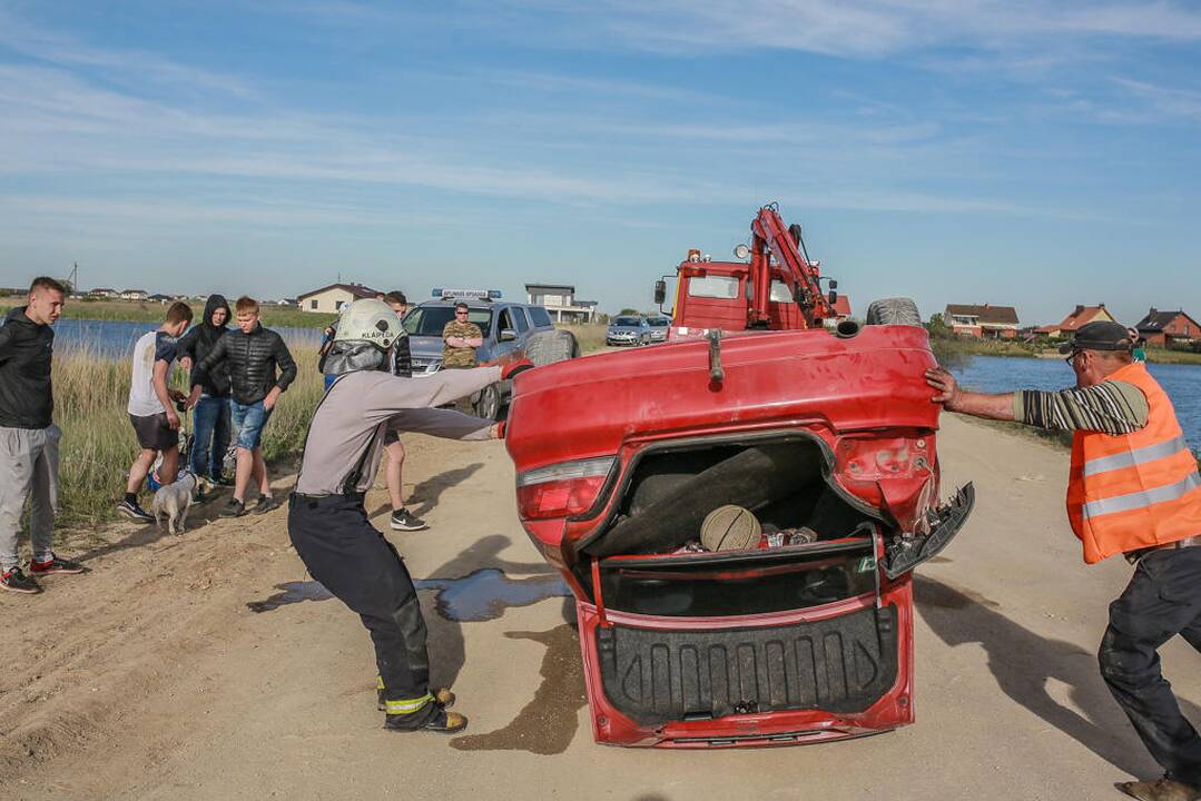 Automobiliu įlėkė į Slengių karjerą