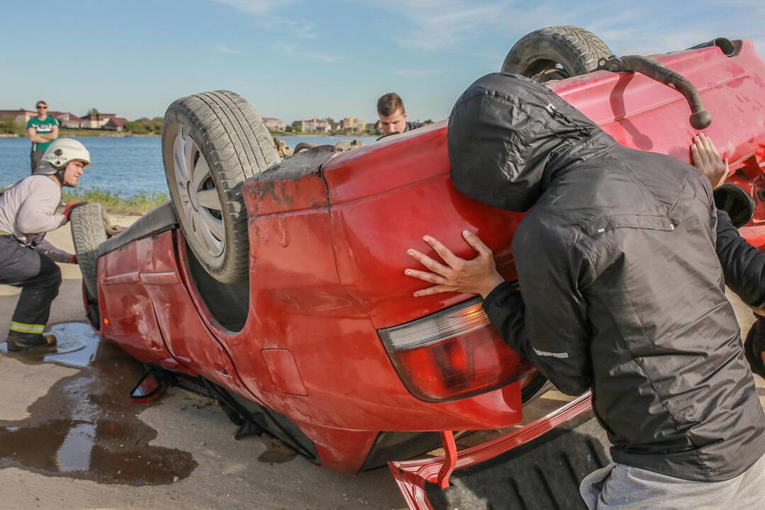 Automobiliu įlėkė į Slengių karjerą