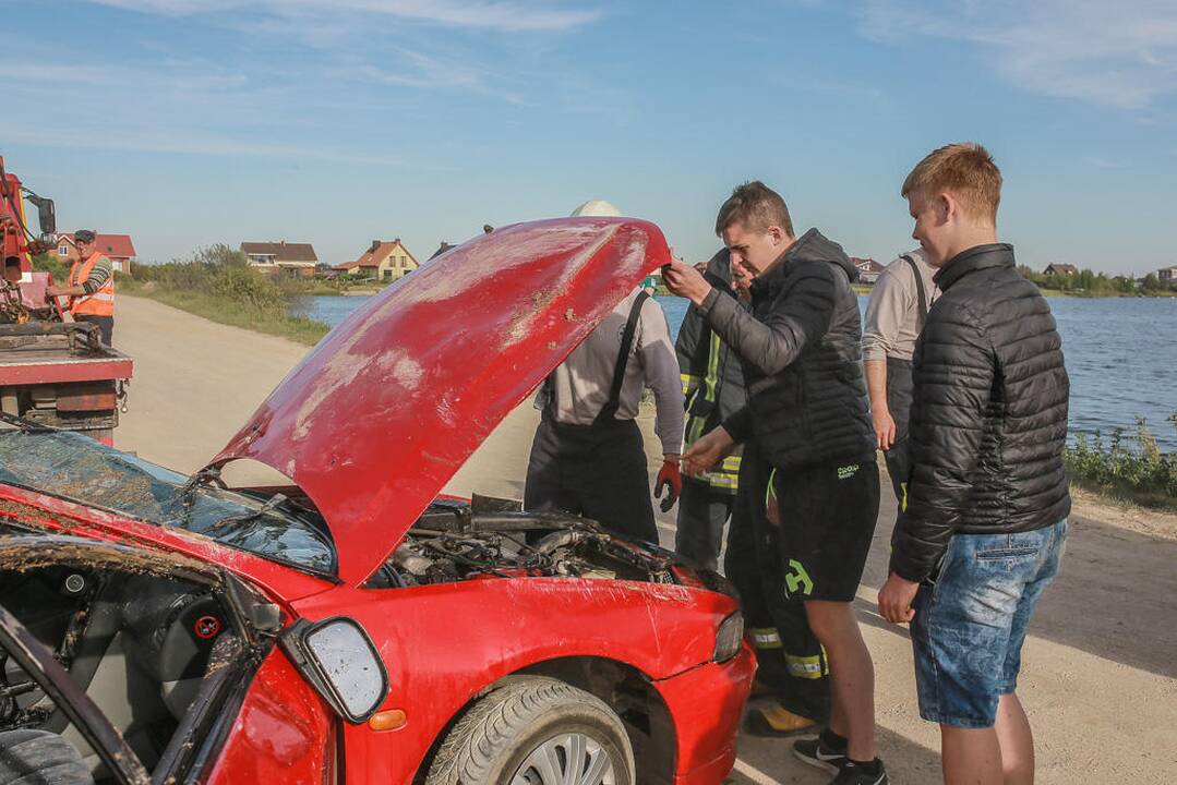 Automobiliu įlėkė į Slengių karjerą