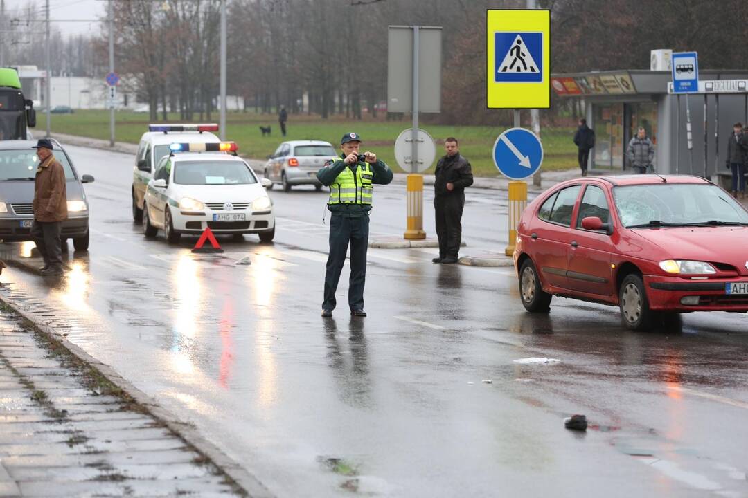 Kaune pėsčiųjų perėjoje partrenkta moteris – medikai kovoja dėl jos gyvybės