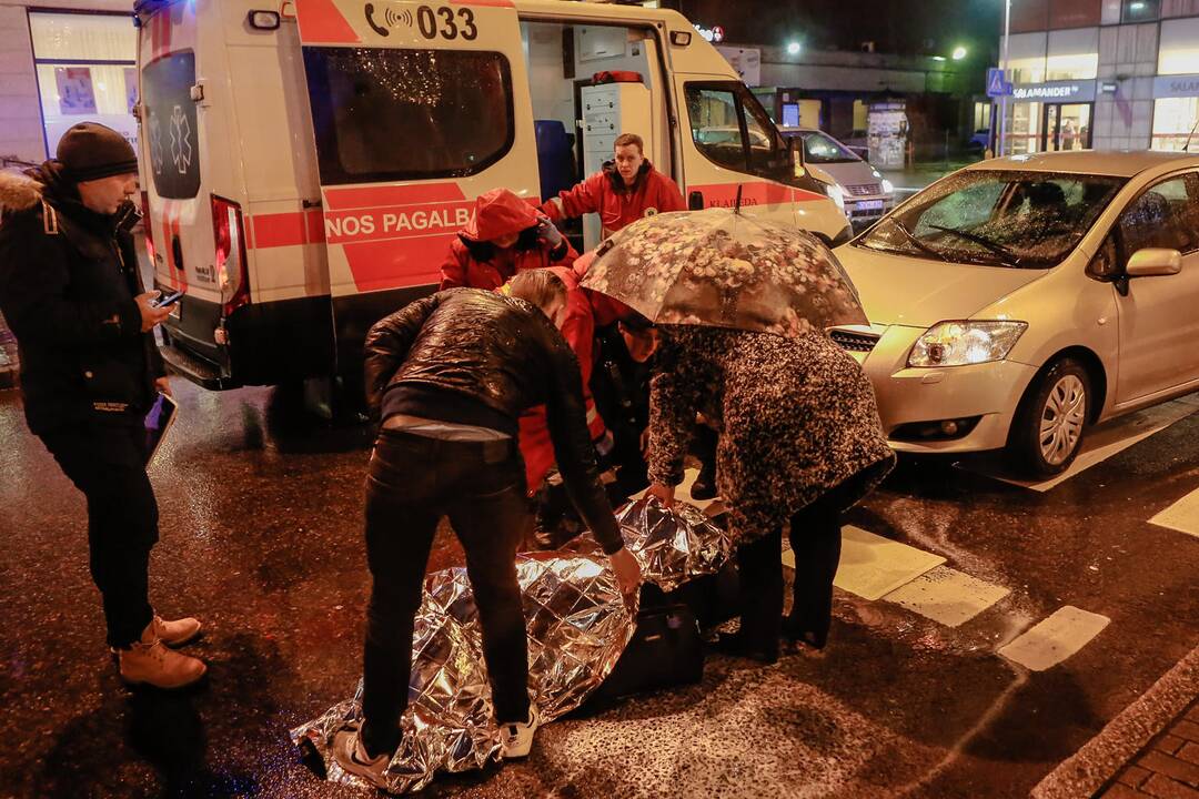 Pėsčiųjų perėjoje ties Lietuvininkų aikšte partrenktas žmogus