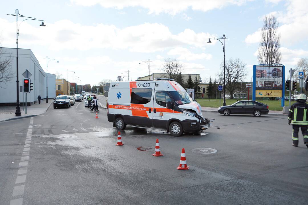 Į pratybas skubėję medikai rėžėsi į mikroautobusą